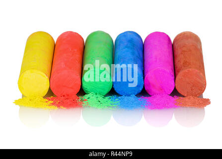 Primo piano della multicolor chalk isolato su sfondo bianco con ombre di riflessione. I gessi in una varietà di colori disposti su sfondo bianco. Chal colorati Foto Stock