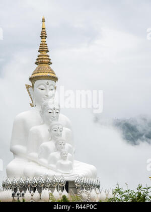 Cinque grandi seduto statue di Buddha in una nebbia, Thailandia Foto Stock