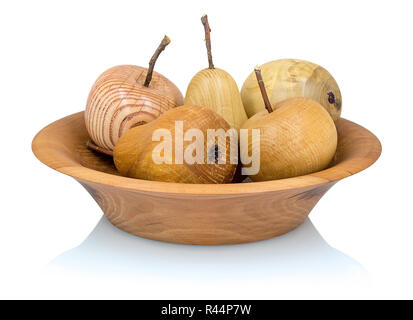 Legno di mele e pere in una coppa di frutta fatta da un diverso tipo di legno isolato su sfondo bianco con ombre di riflessione. Perfetto disposti lato Foto Stock