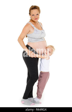 Giovane donna incinta con la figlia. Foto Stock