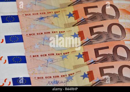 Più 50 euro bills sono sovrapposte in una riga Foto Stock