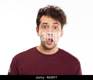 Sorpreso giovane uomo bello con t-shirt Foto Stock