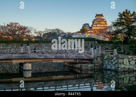 Il castello di Himeji in notturna a hyogo, Giappone all'alba Foto Stock