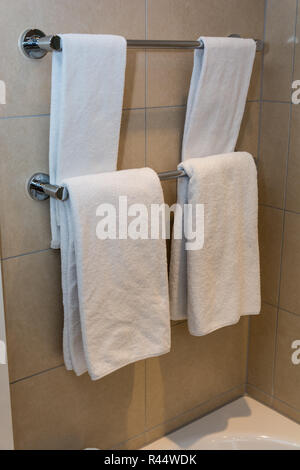 Biancheria da Bagno - asciugamani bianchi su un appendiabiti disposta a utilizzare Foto Stock