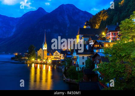 Hallstatt village al crepuscolo Foto Stock