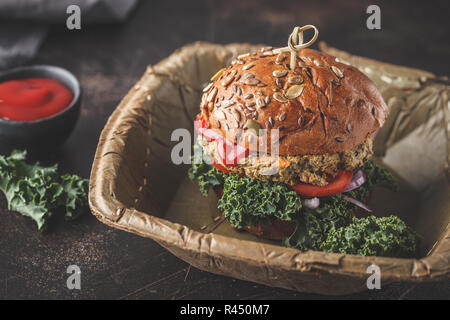 Vegano hamburger di lenticchie con cavoli rapa e salsa di pomodoro su uno sfondo scuro. Impianto basato dieta cincept. Foto Stock