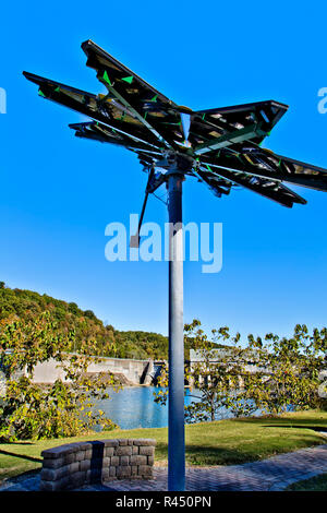 Array solare elevato, identificato come "Solar Photovoltaic Flair", stazione di carica del veicolo. Blocco navigazione Melton Hill. Foto Stock