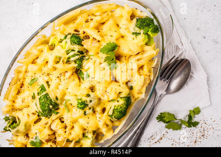 Casseruola con pasta, pollo, broccoli e la crosta del formaggio in una forma in vetro, sfondo bianco. Foto Stock