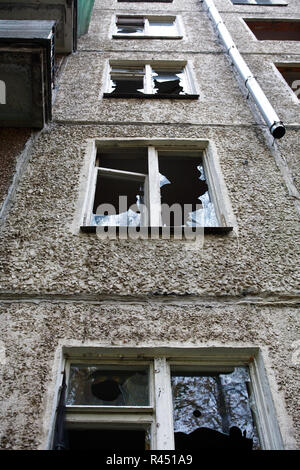 Concetto di sfratto. Il vecchio edificio abbandonato con shattered windows Foto Stock