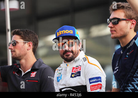 Abu Dhabi, negli Emirati Arabi Uniti. Il 25 novembre 2018. Abu Dhabi, Emirati arabi uniti, 25 novembre 2018.Sport Gran premio di Formula Uno di Abu Dhabi 2018 nel pic: Romain Grosjean (FRA) Haas F1 Team VF-18, Fernando Alonso (ESP) McLaren MCL32, Sergey Sirotkin (RUS) Williams FW41 Credito: LaPresse/Alamy Live News Credito: LaPresse/Alamy Live News Foto Stock