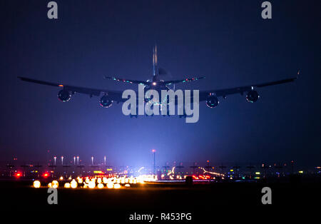 23 novembre 2018, Assia, Frankfurt/Main: un Boeing 747 della compagnia Lufthansa si avvicina all'aeroporto. Foto: Sila Stein/dpa Foto Stock