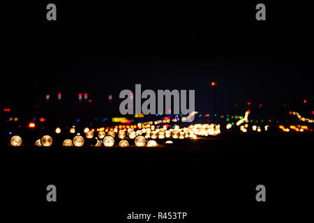 23 novembre 2018, Assia, Frankfurt/Main: le luci della pista dell'aeroporto di Francoforte si illuminano al buio. Foto: Sila Stein/dpa Foto Stock