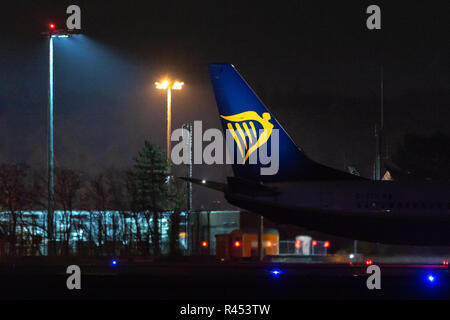 23 novembre 2018, Assia, Frankfurt/Main: un aereo passeggeri della compagnia aerea Ryanair rotoli di notte sulla pista dell'aeroporto. Foto: Sila Stein/dpa Foto Stock