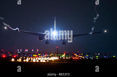 23 novembre 2018, Assia, Frankfurt/Main: un aereo di passeggero si avvicina all'aeroporto. Foto: Sila Stein/dpa Foto Stock