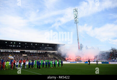 All'inizio del gioco: le ventole del 1860 con Pyro / Fuochi d'artificio. GES / Calcio / terza league: Karlsruher SC - TSV 1860 di Monaco di Baviera, 25.11.2018 Calcio: 3 lega: KSC - Monaco 1860, Karlsruhe, Novembre 25, 2018 | Utilizzo di tutto il mondo Foto Stock