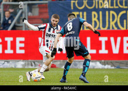 Tilburg, Paesi Bassi, 25 novembre 2018 olandese Eredivisie calcio stagione 2018 / 2019. WillemII - Vitesse. WillemII - il giocatore Daniel Crowley Vitesse - player Vyacheslav Karavaev durante il match Willem II - Vitesse. Credito: Pro scatti/Alamy Live News Foto Stock