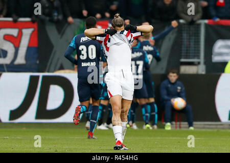 Tilburg, Paesi Bassi, 25 novembre 2018 olandese Eredivisie calcio stagione 2018 / 2019. WillemII - Vitesse. WillemII - player Fran Sol sconsolato dopo il 0-1 durante il match Willem II - Vitesse. Credito: Pro scatti/Alamy Live News Foto Stock