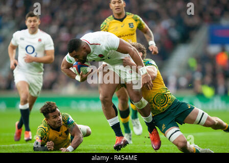 Twickenham, Regno Unito. Il 24 novembre 2018. Inghilterra è Joe Cokanasiga viene affrontato durante il Quilter International partita di rugby tra Inghilterra e Australia. Andrew Taylor/Alamy Live News Foto Stock