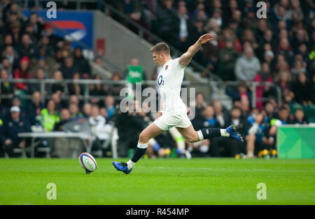 Twickenham, Regno Unito. Il 24 novembre 2018. L'Inghilterra del Owen Farrell calci una penalità durante il Quilter International partita di rugby tra Inghilterra e Australia. Andrew Taylor/Alamy Live News Foto Stock