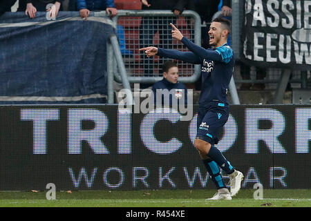 Tilburg, Paesi Bassi, 25 novembre 2018 olandese Eredivisie calcio stagione 2018 / 2019. WillemII - Vitesse. Vitesse - il giocatore Oussama Darfalou punteggi da 0 a 2 durante la partita Willem II - Vitesse. Credito: Pro scatti/Alamy Live News Foto Stock