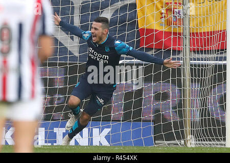 Tilburg, Paesi Bassi, 25 novembre 2018 olandese Eredivisie calcio stagione 2018 / 2019. WillemII - Vitesse. Vitesse - il giocatore Oussama Darfalou punteggi da 0 a 2 durante la partita Willem II - Vitesse. Credito: Pro scatti/Alamy Live News Foto Stock