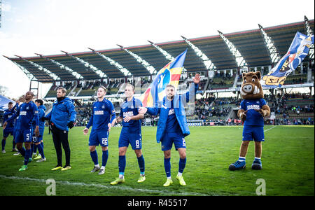 Karslruhe, Germania, 25 novembre 2018. Karlsruhe, Deutschland. 25 Nov, 2018. KSC squadra festeggia la sua vittoria e con il KSC fan. GES/calcio/3 lega: Karlsruher SC - TSV 1860 di Monaco di Baviera, 25.11.2018 Calcetto: 3 lega: KSC - Monaco 1860, Karlsruhe, Novembre 25, 2018 | Utilizzo di credito in tutto il mondo: dpa/Alamy Live News Foto Stock