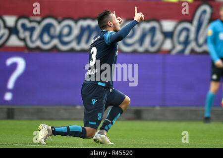 Tilburg, Paesi Bassi, 25 novembre 2018 olandese Eredivisie calcio stagione 2018 / 2019. Vitesse - il giocatore Oussama Darfalou punteggi e celebra 0-2 durante il match Willem II - Vitesse. Credito: Pro scatti/Alamy Live News Foto Stock