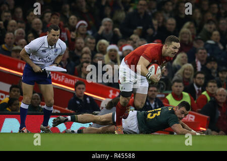 Cardiff, Galles, 24 novembre 2018.George il Nord del Galles evade un affrontare da Jesse Kriel del Sud Africa. V Galles del Sud Africa, sotto la corazza della serie internazionale di autunno partita di rugby al Principato Stadium di Cardiff ,Wales , Regno Unito sabato 24 novembre 2018. pic da Andrew Orchard/Alamy Live News nota immagine disponibile per il solo uso editoriale Foto Stock