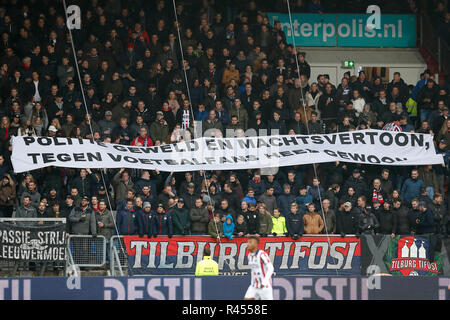 Tilburg, Paesi Bassi, 25 novembre 2018 olandese Eredivisie calcio stagione 2018 / 2019. WillemII - Vitesse. Ventilatori da Tilburg protestare contro la violenza della polizia durante la partita Willem II - Vitesse. Credito: Pro scatti/Alamy Live News Foto Stock