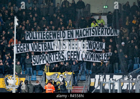 Tilburg, Paesi Bassi, 25 novembre 2018 olandese Eredivisie calcio stagione 2018 / 2019. WillemII - Vitesse. Ventilatori da Arnhem protestare contro la violenza della polizia durante la partita Willem II - Vitesse. Credito: Pro scatti/Alamy Live News Foto Stock