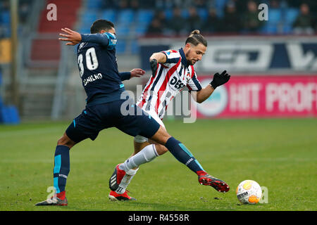 Tilburg, Paesi Bassi, 25 novembre 2018 olandese Eredivisie calcio stagione 2018 / 2019. WillemII - Vitesse. WillemII - player Fran Sol Vitesse - player Danhilho Doekhi durante il match Willem II - Vitesse. Credito: Pro scatti/Alamy Live News Foto Stock