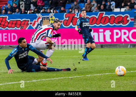 Tilburg, Paesi Bassi, 25 novembre 2018 Koning Willem II stadion olandese Eredivisie calcio stagione 2018 / 2019. Danilho Doekhi Fran Sol durante il match Willem II - Vitesse. Credito: Pro scatti/Alamy Live News Foto Stock