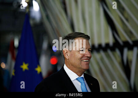 Bruxelles, Belgio. 25 Nov 2018. Il presidente della Romania, Klaus Iohannis arriva a partecipare in uno straordinario UE leaders summit per finalizzare e formalizzare l'accordo Brexit. Alexandros Michailidis/Alamy Live News Foto Stock