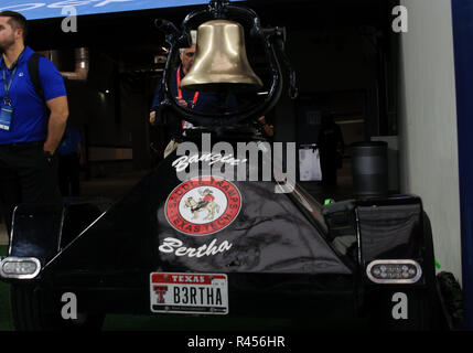 Arlington, Texas, Stati Uniti d'America. 24 Novembre, 2018. Texas Tech Red Raiders ''Bangin' Bertha'' bell durante la prima metà del NCAA Football gioco tra il Baylor Orsi e la Texas Tech Red Raiders di AT&T Stadium di Arlington, Texas. Matthew Lynch/CSM/Alamy Live News Foto Stock