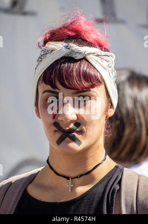 Las Palmas de Gran Canaria, Isole Canarie, Spagna. 25 Novembre, 2018. Giornata internazionale per lâ eliminazione della violenza contro le donne. Migliaia di donna marzo a Las Palmas di Gran Canaria per evidenziare il numero di morti per la violenza domestica. Credito: ALAN DAWSON/Alamy Live News Foto Stock