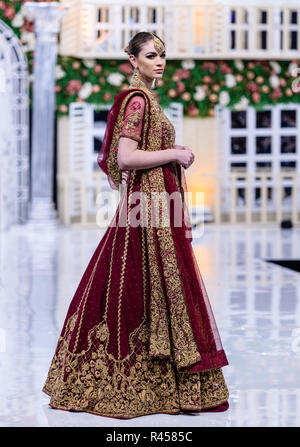 Londra, UK, 25 Novembre 2018Collezioni mostrato in apertura thge di Pakistani Fashion Week, novembre 2018, PFW stagione 14, Credito: Marc Wainwright Fotografia/Alamy Live News Foto Stock