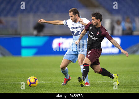 Suso di Milano è contestata da Senad Lulic della Lazio durante la Serie A match tra Lazio e AC Milan allo Stadio Olimpico di Roma, Italia il 25 novembre 2018. Foto di Giuseppe mafia. Foto Stock