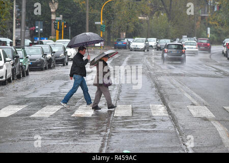 Roma, Italia, 25 Novembre, 2018. Inondazioni in Roma. via delle Belle Arti Credito: LaPresse/Alamy Live News Foto Stock