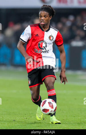 Rotterdam, Paesi Bassi, 25 Novembre, 2018. - Feyenoord - Groningen , Calcetto , Stagione 2018/2019 , Eredivisie , Stadion Feijenoord, De Kuip , 25-11-2018 , risultato 1-0 , Feyenoord player Tyrell Malacia Credito: Pro scatti/Alamy Live News Foto Stock