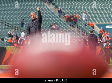 Cincinnati, OH, Stati Uniti d'America. Novembre 25th, 2018: Cincinnati Bengals assistente speciale al capo allenatore Hue Jackson dà aa pollici fino ai tifosi prima di una partita tra i Cleveland Browns e Cincinnati Bengals il 25 novembre 2018 a Paul Brown Stadium di Cincinnati, OH. Adam Lacy/CSM. Credito: Cal Sport Media/Alamy Live News Foto Stock