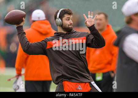 Cincinnati, OH, Stati Uniti d'America. Novembre 25th, 2018: Cleveland Browns quarterback Baker Mayfield (6) si riscalda prima di una partita tra i Cleveland Browns e Cincinnati Bengals il 25 novembre 2018 a Paul Brown Stadium di Cincinnati, OH. Adam Lacy/CSM. Credito: Cal Sport Media/Alamy Live News Foto Stock