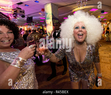 Buffalo, New York, Stati Uniti d'America. 25 Nov, 2018. Il più grande del mondo di discoteca, celebra il suo venticinquesimo anniversario di quest'anno, attira circa 7 mila persone all'Buffalo-Niagara cade Convention Center ogni anno per la possibilità di vestire negli anni settanta-stile di abbigliamento e di ballare tutta la notte con musica da discoteca. Tutti dell'evento procede vai al Camp buoni giorni e orari speciali, un orginzation che sostiene le persone nella loro lotta contro il cancro. Credito: Brian Cahn/ZUMA filo/Alamy Live News Foto Stock