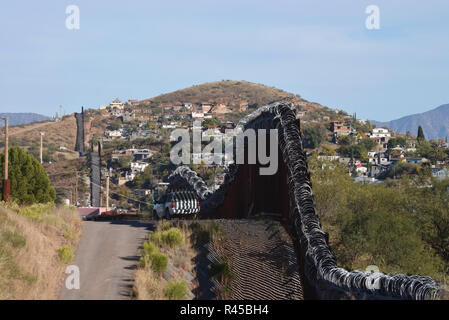 Nogales, Arizona, Stati Uniti. 24 Novembre, 2018. Come parte del funzionamento sicuro di linea, U.S. L esercito installare il filo spinato per Stati Uniti/Messico frontiera muro ovest del DeConcini porto di entrata a Nogales, in Arizona, Stati Uniti d'America. 7.000 soldati sono stati distribuiti al sud-ovest di frontiera degli Stati Uniti il mese scorso su richiesta del presidente Donald Trump's administration. Credit: Norma Jean Gargasz/Alamy Live News Foto Stock