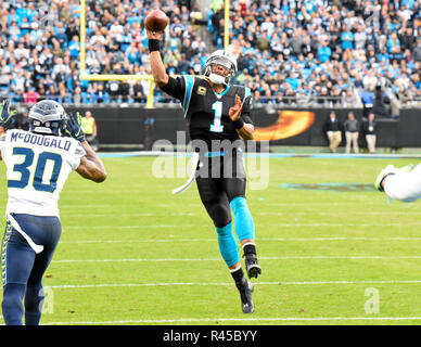 Charlotte, North Carolina, Stati Uniti d'America. 25 Nov, 2018. Carolina Panthers Quarterback CAM NEWTON (1) tirando la palla contro i Seattle Seahawks il 25 novembre 2018 presso la Bank of America Stadium di Charlotte, NC. Credit: Ed Clemente/ZUMA filo/Alamy Live News Foto Stock