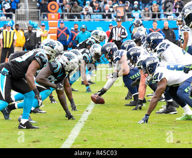 Charlotte, North Carolina, Stati Uniti d'America. 25 Nov, 2018. Carolina Panthers la difesa e il Seattle Seahawks offesa alla linea di scrimmage il 25 novembre 2018 presso la Bank of America Stadium di Charlotte, NC. Credit: Ed Clemente/ZUMA filo/Alamy Live News Foto Stock