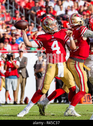 Tampa, Florida, Stati Uniti d'America. 25 Nov, 2018. San Francisco 49ers quarterback Nick Mullens (4) genera un pass nel quarto trimestre durante il gioco tra il San Francisco 49ers e il Tampa Bay Buccaneers presso Raymond James Stadium di Tampa, Florida. Del Mecum/CSM/Alamy Live News Foto Stock