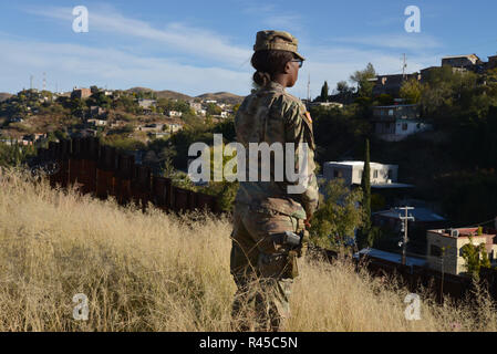 Nogales, Arizona, Stati Uniti. 24 Novembre, 2018. Come parte del funzionamento sicuro di linea, U.S. L esercito installare il filo spinato per Stati Uniti/Messico frontiera muro ovest del DeConcini porto di entrata a Nogales, in Arizona, Stati Uniti d'America. 7.000 soldati sono stati distribuiti al sud-ovest di frontiera degli Stati Uniti il mese scorso su richiesta del presidente Donald Trump's administration. Credit: Norma Jean Gargasz/Alamy Live News Foto Stock