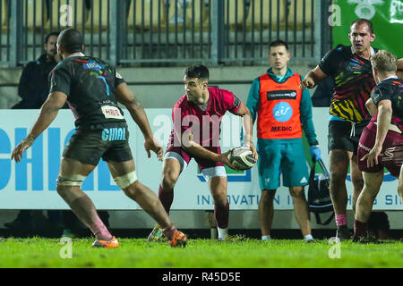 Parma, Italia. 25 Novembre, 2018. Munster's scrum metà Conor Murray retrocede al campo dopo il suo infortunio nella partita contro le zebre Rugby Club. Qui passa la palla al suo compagno di squadra. ©Massimiliano Carnabuci/Alamy Live news Foto Stock