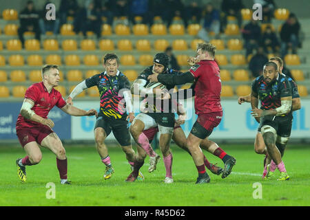 Parma, Italia. 25 Novembre, 2018. Zebre il pieno ritorno Gabriele Di Giulio tenta di ottenere attraverso il Munster di difesa in Guinness PRO14©Massimiliano Carnabuci/Alamy Live news Foto Stock