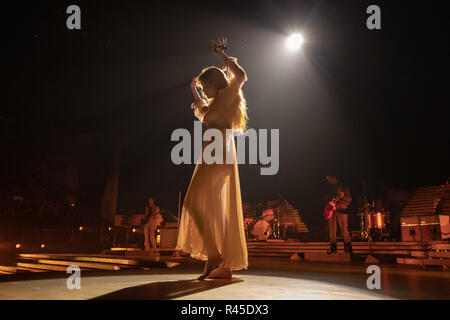 Brighton, Inghilterra. 25 novembre 2018, Firenze Welch di Firenze e la macchina esegue durante la 'alta come speranza' UK tour presso il Centro di Brighton, Inghilterra.© Jason Richardson / Alamy Live News Foto Stock